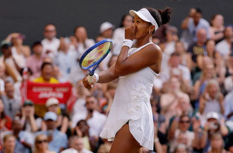 Petenis Jepang Naomi Osaka melawan melawan petenis Belarusia Aryna Sabalenka pada babak keempat Wimbledon 2026 di All England Lawn Tennis and Croquet Club, London, Inggris, Minggu (5/6/2026). Foto: Andrew Couldridge/REUTERS