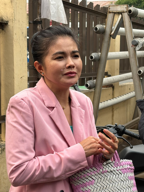 Istri mendiang Epy Kusnandar, Karina Ranau, datangi Polsek Pancoran. Foto: Aprilandika Pratama/kumparan