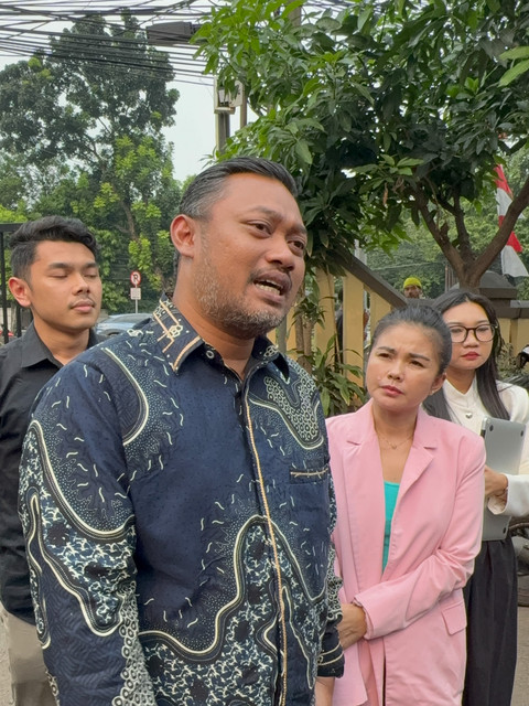 Istri mendiang Epy Kusnandar, Karina Ranau, datangi Polsek Pancoran. Foto: Aprilandika Pratama/kumparan