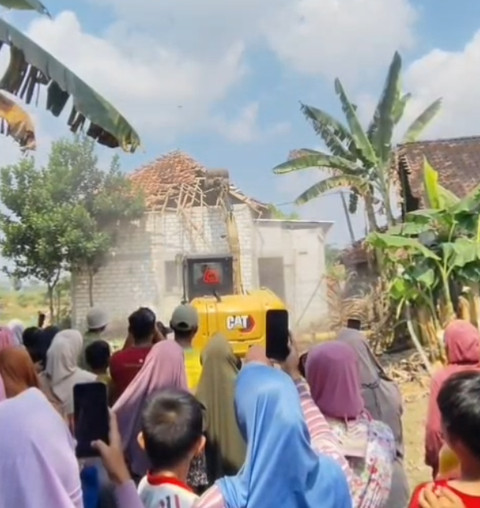 Sebuah rumah di Desa Tlogoagung, Kecamatan Kedungadem, Kabupaten Bojonegoro, dirobohkan menggunakan alat berat ekskavator pada Senin (6/7) kemarin. Dok: Istimewa