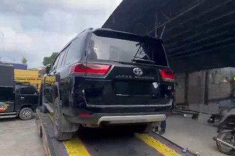 Mobil Toyota Land Cruiser LC 300 tahun 2023 sebagai barang bukti terkait kasus jual beli jabatan di lingkungan Pemerintah Kabupaten Kuantan Singingi (Kuansing). Foto: Dok. Humas KPK