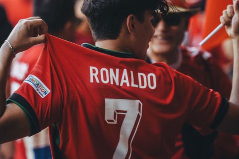 Ilustrasi pendukung Ronaldo. https://www.pexels.com/id-id/foto/pria-laki-laki-lelaki-merah-27271619/