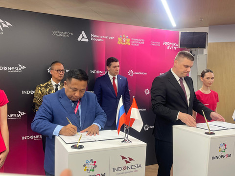 Ketua Umum HKI Akhmad Maruf Maulana (kiri) menandatangani MoU dengan Association of Clusters, Technology Parks and Special Economic Zones of Russia. Foto: HKI