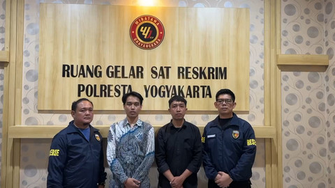 Dua orang pria berboncengan sepeda motor yang menggebrak mobil di Jalan Urip Sumoharjo, Kota Yogyakarta, menyampaikan permintaan maafnya. Foto: Dok. Polresta Yogyakarta