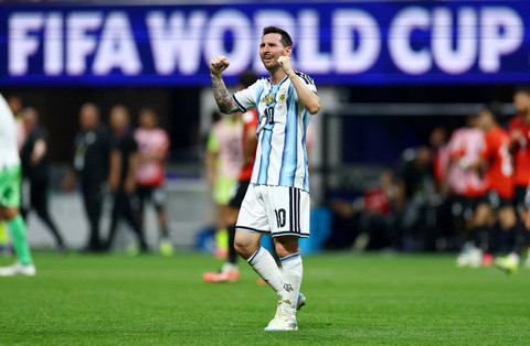 Kapten Argentina Lionel Messi merayakan kemenangan setelah pertandingan babak 16 besar Piala Dunia FIFA 2026 melawan Mesir di Atlanta Stadium, Atlanta, Georgia, AS, Selasa (7/7/2026). Foto: Carlos Barria/REUTERS