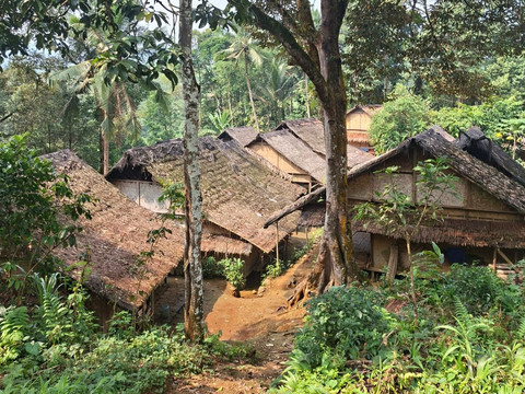 Rumah adat Baduy Dalam dibangun menggunakan bambu, kayu, dan ijuk tanpa mengubah kontur tanah sebagai simbol kesederhanaan, ketaatan pada adat, dan harmoni dengan alam. Sumber: Dokumentasi Penulis melalui Wisata Saba Budaya Baduy