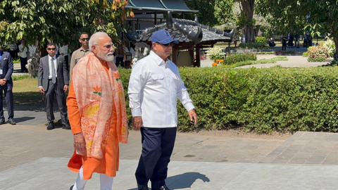 Presiden Republik Indonesia Prabowo Subianto bersama dengan Perdana Menteri (PM) India Narendra Modi tiba di Candi Prambanan, Yogyakarta, Rabu (8/7). Foto: Zamachsyari/kumparan