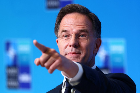 Sekretaris Jenderal NATO Mark Rutte memberi isyarat saat berada di depan pintu rumah para pemimpin NATO pada KTT di Ankara, Turki, 8 Juli 2026. Foto: REUTERS/Yves Herman