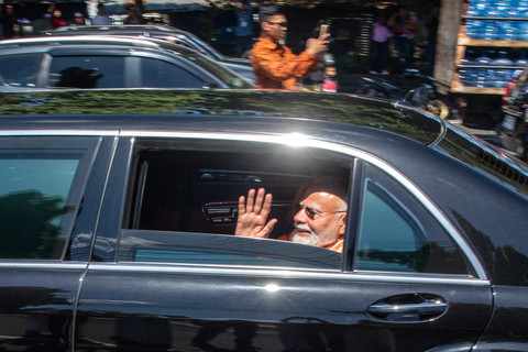 PM India Narendra Modi melambaikan tangan dari mobil dinasnya saat tiba di Kompleks Candi Prambanan untuk mendukung upaya restorasi kompleks candi Hindu tersebut di Sleman, Yogyakarta, Rabu (8/7/2026). Foto: Devi Rahman/AFP