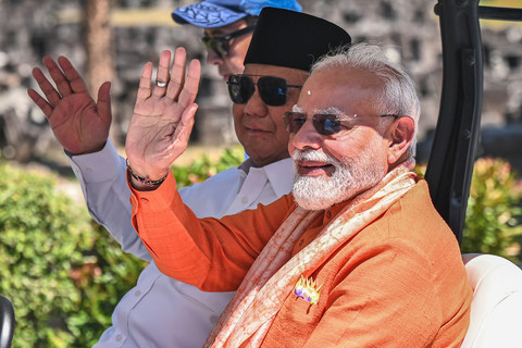 Presiden Prabowo Subianto (kiri) dan Perdana Menteri (PM) India Narendra Modi (kanan) melambaikan tangan setibanya saat mengunjungi Candi Prambanan di Sleman, DI Yogyakarta, Rabu (8/7/2026). Foto: Bayu Pratama S/ANTARA FOTO