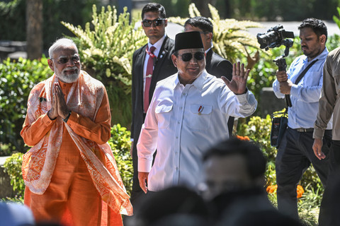 Presiden Prabowo Subianto (kanan) mendampingi Perdana Menteri (PM) India Narendra Modi (kiri) saat mengunjungi Candi Prambanan di Sleman, DI Yogyakarta, Rabu (8/7/2026). Foto: Bayu Pratama S/ANTARA FOTO