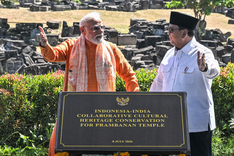 Presiden Prabowo Subianto (kanan) berbincang dengan Perdana Menteri (PM) India Narendra Modi (kiri) saat meresmikan kerja sama konservasi dan restorasi warisan budaya di Candi Prambanan di Sleman, DI Yogyakarta, Rabu (8/7/2026). Foto: Bayu Pratama S/ANTARA FOTO