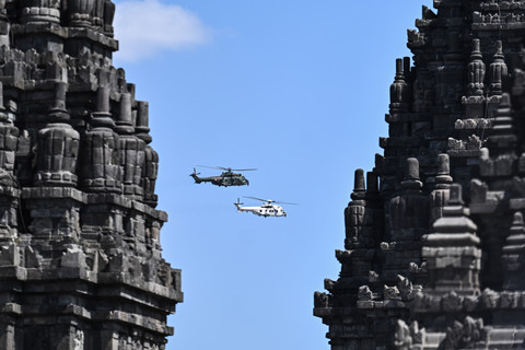 Helikopter Super Puma yang membawa Presiden Prabowo Subianto dan Perdana Menteri India Narendra Modi terbang rendah untuk mengamati kawasan Kompleks Candi Prambanan di Sleman, DI Yogyakarta, Rabu (8/7/2026). Foto: Bayu Pratama S/ANTARA FOTO