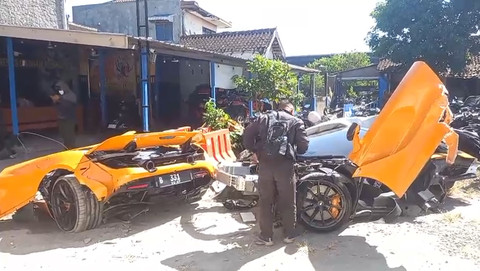 Mobil McLaren 720 S yang ditumpangi konten kreator YouTuber game, Andra ST dan Robby Pantjaro, berpelat nomor B 331 mengalami kecelakaan tunggal menabrak tiang. Foto: Dok. kumparan