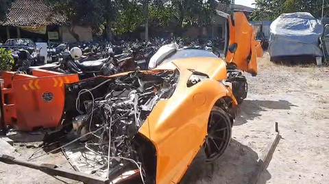 Mobil McLaren 720 S yang ditumpangi konten kreator YouTuber game, Andra ST dan Robby Pantjaro, berpelat nomor B 331 mengalami kecelakaan tunggal menabrak tiang. Foto: Dok. kumparan