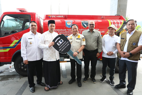 Kasatgas PRR sekaligus Mendagri Tito Karnavian menyerahkan bantuan  berupa kendaraan tangki air multifungsi di Gayo Petro Hotel, Takengon, Aceh, Rabu (8/7/2026), didampingi Dirjen Bina Adwil Kemendagri Safrizal ZA. Foto: Kemendagri RI