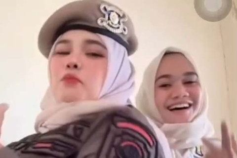 Tangkapan layar dari video viral Satpol PP-WH Kabupaten Bireuen berjoget. Foto: Dok. Istimewa