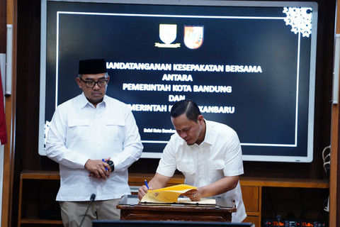 Pemkot Pekanbaru dan Pemkot Bandung teken MoU kolaborasi strategis, termasuk dorong pembukaan kembali rute penerbangan langsung, Rabu (8/7/2026). Foto: Dok. Diskominfo Pekanbaru