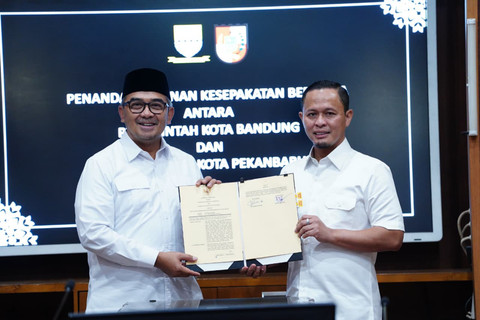 Pemkot Pekanbaru dan Pemkot Bandung teken MoU kolaborasi strategis, termasuk dorong pembukaan kembali rute penerbangan langsung, Rabu (8/7/2026). Foto: Dok. Diskominfo Pekanbaru