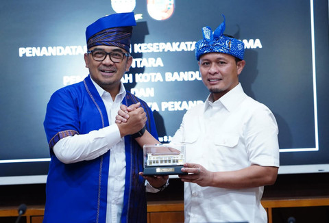 Pemkot Pekanbaru dan Pemkot Bandung teken MoU kolaborasi strategis, termasuk dorong pembukaan kembali rute penerbangan langsung, Rabu (8/7/2026). Foto: Dok. Diskominfo Pekanbaru