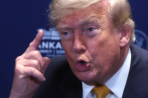 Presiden AS Donald Trump memberi isyarat saat bertemu dengan Sekretaris Jenderal NATO di sela-sela KTT NATO di Ankara, pada 8 Juli 2026. Foto: Filip Singer / POOL / AFP