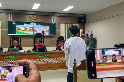 Terdakwa kasus pembunuhan lima orang dalam satu keluarga atas nama Ririn Rifanto (tengah) saat menjalani persidangan pembacaan vonis di PN Indramayu, Jawa Barat, Rabu (8/7/2026). Foto: Fathnur Rohman/Antara