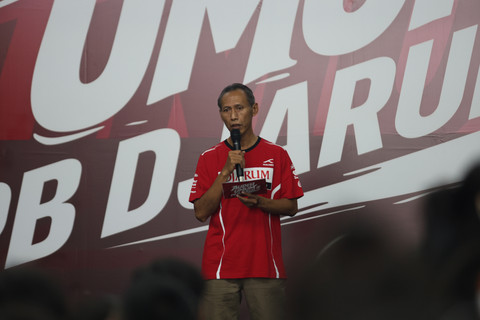 Ketua Tim Pencari Bakat Audisi Umum PB Djarum 2026, Sigit Budiarto memberi arahan kepada para peserta dan sederet legenda bulutangkis Indonesia turut hadir sebagai tim pencari bakat pada Audisi Umum PB Djarum 2026. Foto: Dok. PB Djarum