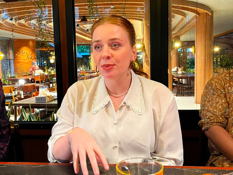 Sekretaris Kedua untuk Urusan Politik dan HAM Kedubes Belanda untuk Indonesia, Zilla L. Boyer saat menjelaskan proyek terbaru Erasmus Huis, di kawasan Kuningan, Jakarta Selatan, Rabu (8/7/2026). Foto: Firda Brillianti/kumparan
