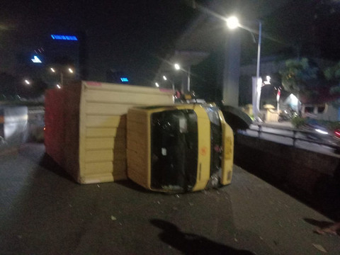 Sebuah truk terguling di Flyover Kuningan, Jalan Gatot Subroto, Jakarta arah Semanggi pada Kamis (9/7) pagi. Foto: X/ @TMCPoldaMetro