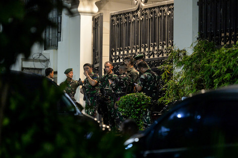 Personel TNI berjaga di depan kediaman Jaksa Agung Tindak Pidana Khusus Kejaksaan Agung, Febrie Adriansyah, di Kebayoran Baru, Jakarta, Rabu (8/7/2026). Foto: Putra M. Akbar/ANTARA FOTO