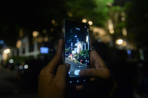 Jurnalis menggunakan gawainya merekam suasana di depan kediaman Jaksa Agung Tindak Pidana Khusus Kejaksaan Agung, Febrie Adriansyah, di Kebayoran Baru, Jakarta, Rabu (8/7/2026). Foto: Putra M. Akbar/ANTARA FOTO