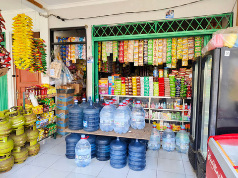 Le Minerale di warung-warung. Foto: Ade Andriyani/Shutterstock