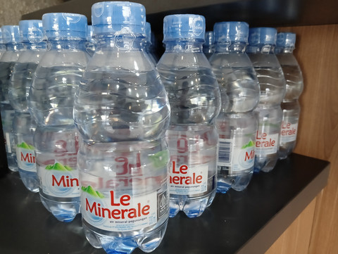 Botol-botol Le Minerale. Foto: Ajiw33/Shutterstock