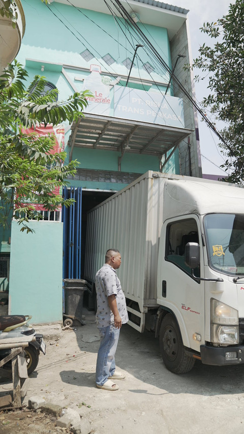 Truk kontainer keluar dari gudang PT Riska Trans Perkasa. Foto: kumparan