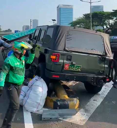 Kendaraan Dinas Pindad Maung mengalami kecelakaan di Tol Dalam Kota arah Slipi, Jakarta Barat, Kamis (9/7/2026). Foto: Dok. Ditlantas Polda Metro Jaya
