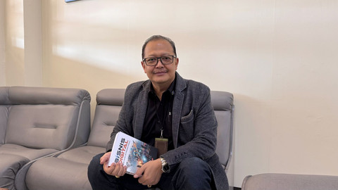 Ketua STIM YKPN Yogyakarta, Suparmono, dengan buku Bisnis Digital yang baru diluncurkannya bersamaan dengan pembuakaan program studi baru STIM YKPN Yogyakarta, Rabu (8/7). Foto: Pandangan Jogja/Danang BK