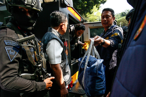 Petugas mengusung barang bukti sitaan dari kendaraan taktis (rantis) setibanya di Direktorat Reserse Kriminal Khusus (Ditreskrimsus) Polda Metro Jaya, Jakarta, Kamis (9/7/2026). Foto: ANTARA FOTO/Asprilla Dwi Adha