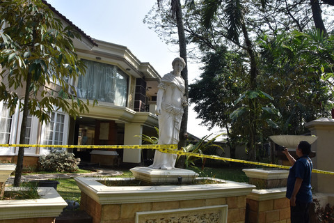 Jurnalis televisi merekam suasana rumah mewah yang dipasangi garis polisi usai penggeledahan di kawasan Sentul, Babakan Madang, Kabupaten Bogor, Jawa Barat, Kamis (9/7/2026). Foto: ANTARA FOTO/Arif Firmansyah