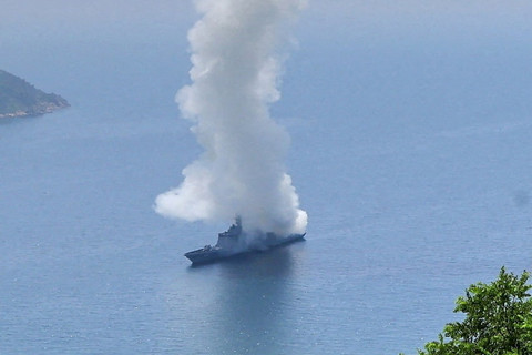 Kapal perusak angkatan laut yang baru dibangun, Kang Kon, melakukan uji coba rudal jelajah strategis di lokasi yang dirahasiakan di Korea Utara, Jumat (3/7/2026). Foto: KCNA/via REUTERS