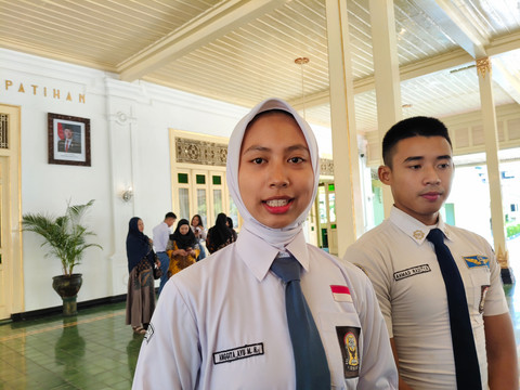 Anggita Ayu Mahanani Hanifah (16) dan Ahmad Raditya (16) wakil Paskibraka nasional dari Daerah Istimewa Yogyakarta (DIY), Kamis (9/7/2026). Foto: Arfiansyah Panji Purnandaru/kumparan