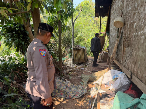 Anggota kepolisian saat mendatangi lokasi ledakan mortir yang menewaskan tiga orang di Kampung Ciparang, Desa Cipatat, Kabupaten Bandung Barat. Foto: Dok. Polres Cimahi
