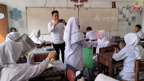 Para siswa-siswi mengumpulkan kulit buah dari limbah MBG yang dikonsumsi sebelumnya. Foto: Dok. Istimewa