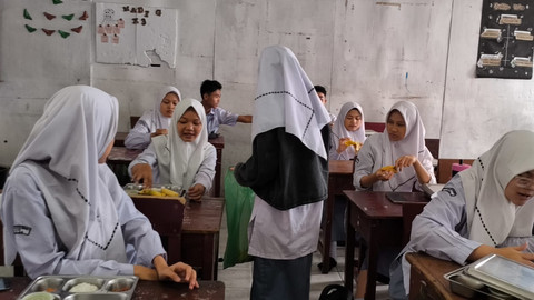 Para siswa-siswi mengumpulkan kulit buah dari limbah MBG yang dikonsumsi sebelumnya. Foto: Dok. Istimewa