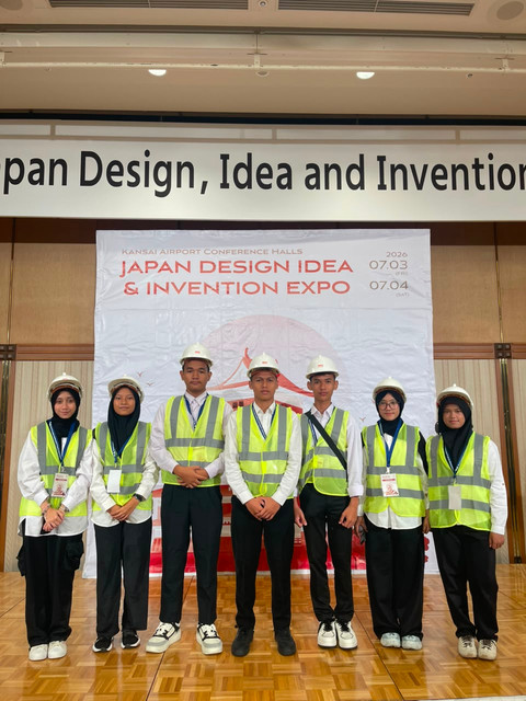 Siswa-siswi MAN 1 Medan mendapatkan medali emas di ajang kompetisi internasional di Jepang. Dengan membawa produk batu bata dari olahan kulit buah limbah MBG. Foto: Dok. Istimewa