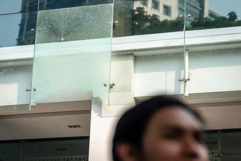 Salah satu kaca Kantor Badan Gizi Nasional (BGN) yang pecah di Jakarta, Kamis (9/7/2026). Foto: Bayu Pratama S/ANTARA FOTO