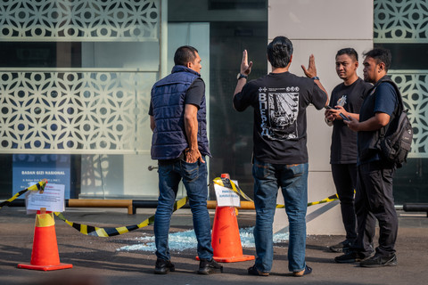 Tim Inafis Polda Metro Jaya mengamati pecahan kaca di Kantor Badan Gizi Nasional (BGN), Jakarta, Kamis (9/7/2026). Foto: Bayu Pratama S/ANTARA FOTO