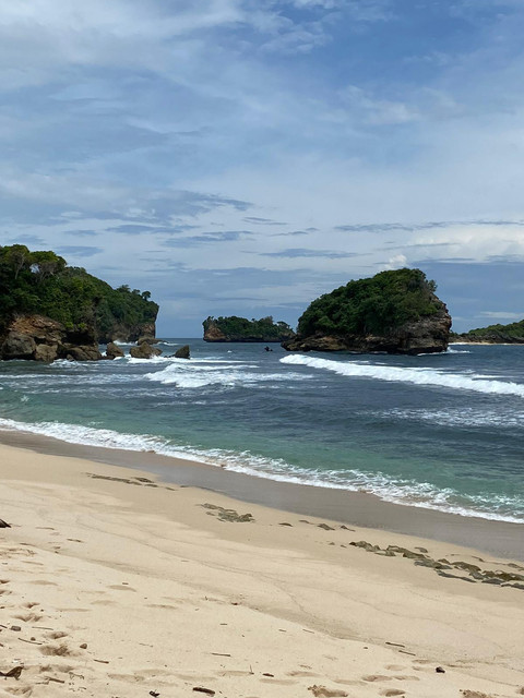 Pantai Peh Pulo (Sumber: Dokumentasi Pribadi Okta)