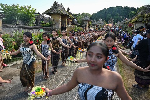 Warga menampilkan parade seni budaya di dekat deretan rumah tradisional saat pembukaan Penglipuran Village Festival 2026 di Desa Wisata Penglipuran, Bangli, Bali, Kamis (9/7/2026). Foto: ANTARA FOTO/Fikri Yusuf