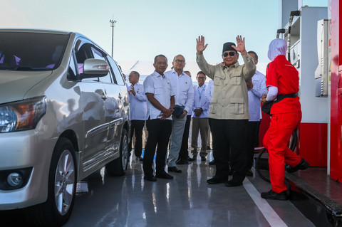 Presiden Prabowo Subianto didampingi Menteri ESDM Bahlil Lahadalia dan Menteri Investasi/CEO Danantara Rosan Roeslani menyapa wartawan saat meninjau implementasi Program Biodiesel B50 di Rest Area KM 57 Tol Jakarta-Cikampek, Jabar, Kamis (9/7/2026). Foto: Hafidz Mubarak A/ANTARA FOTO