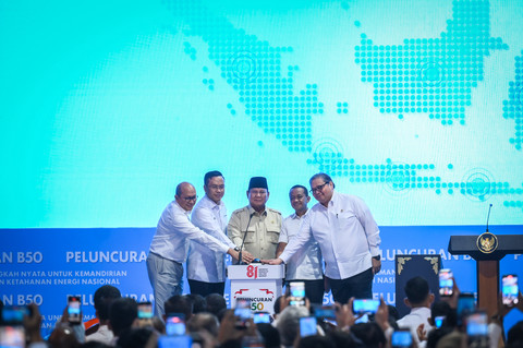 Presiden Prabowo Subianto bersama sejumlah menteri dan Dirut Pertamina menekan tombol simbolis peluncuran Program Mandatori Biodiesel B50 di Rest Area KM 57 Tol Jakarta-Cikampek, Karawang, Jawa Barat, Kamis (9/7/2026). Foto: Hafidz Mubarak A/ANTARA FOTO